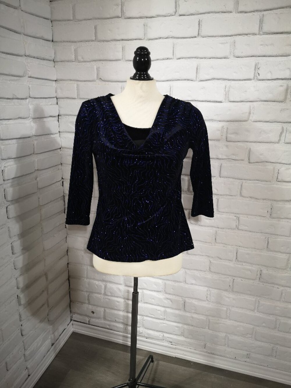 Notations Petite Ladies Size Small Black Velvet w/ Blue Glitter Pattern Top